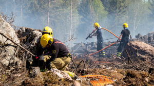Antalet markbränder var 27 i maj och 22 i juni i Östnyland i år. Markbrandsbekämpning pågår.