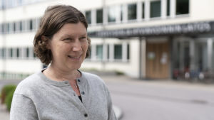 – Vi går enligt principen att droppsmitta är den primära smittan, säger Emmi Sarvikivi som är specialist vid THL. Emmi Sarvikivi som är specialist vid THL.