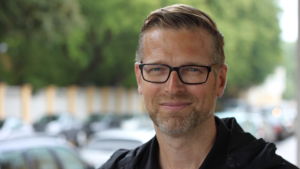 Niklas Sandler gläds över den nya utbildningsrätten. En man med glasögon ser in i kameran.