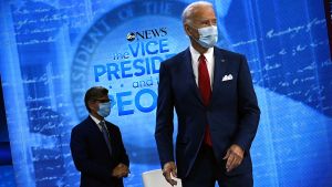 Utfrågningen av Joe Biden på ABC modererades av George Stephanopoulos ( i bakgrunden). Utfrågningen av Joe Biden på ABC modererades av George Stephanopoulos ( i bakgrunden).