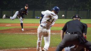 En tysk pitcher i farten under EM 2019. Pithcer i farten under basebollmatch.