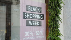 Längs Åbos butiksgator pryds skyltfönstren av planscher med reklam om olika Black Friday-erbjudanden. Skyltfönster med reklam för försäljningsjippot Black Friday.