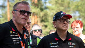 Tommi Mäkinen och Akio Toyoda följer det finska VM-rallyt 2018. Tommi Mäkinen och Akio Toyoda följer det finska VM-rallyt 2018.