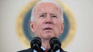 Biden uppmanade under minnesstunden alla amerikaner att fortsätta följa coronarestriktionerna för att bekämpa pandemin. Joe Biden