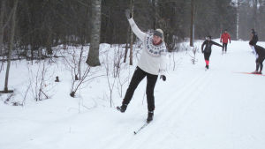 Balansövningar på en skida i skidspåret i Västerby. Grundkursen i klassisk skidteknik gav deltagarna många nya färdigheter. Skidåkare glider på en skida i skidspåret