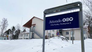 Verksamheten på Villa Pentby drivs av vårdföretaget Attendo. Raseborgs stad betalar i dagsläget för drygt 40 platser för äldre på boendet. En skylt framför en större byggnad där det står Attendo Villa Pentby.