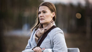 Pirjo Lonka i Okänd mästare är nominerad för bästa kvinnliga biroll, filmen är även nominerad för bästa manus. Lea (Pirjo Lonka) står med en Kristustavla under armen och ser bekymrad ut.