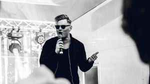 Henri Vuortenvirta är låtskrivare och en av medlemmarna i bandet Bastupojkarna. Henri Vuortenvirta