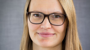 Lisa Laun forskar vid Ifau, Institutet för arbetsmarknads- och utbildningspolitisk utvärdering, som lyder under Uppsala universitet. Porträttbild på Lisa Laun, forskare vid IFAU vid Uppsala Universitet.