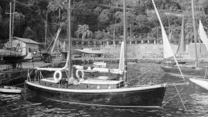 Göran Schildt köpte ketchen Daphne sommaren 1946 och i närmare fyra decennier seglade Schildt och hans vänner med Daphne innan segelbåten såldes till ett tyskt par år 1984. I dag står Daphne på Forum Marinum i Åbo. Daphne i Portofinos hamn år 1960.