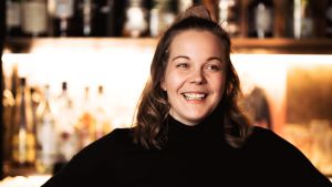 Hanna Karlson tolererar inte sexuella trakasserier. En kvinna står vid en bardisk.