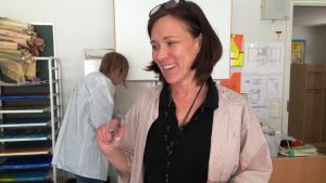 Lisa Ulander är Isaks förskollärare, hon nappade på hans idé. glad kvinna står i teckningssal