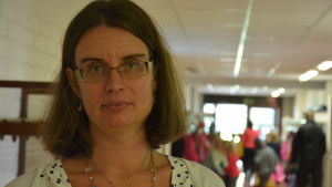 Rektor Maria Engblom är bekymrad över att en del elever och anställda har symptom som kan bero på dålig inomhusluft i skolan. Maria Engblom, rektor för S:t karins svenska skola
