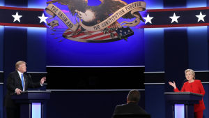 Republikanernas Donald Trump och Demokraternas Hillary Clinton under den första tv-debatten inför valet. Donald Trump och Hillary Clinton i den första tv-sända debatten inför presidentvalet 2016.