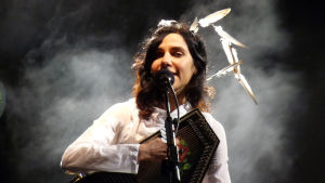 PJ Harvey på Coachella-festivalen år 2011. PJ Harvey uppträder på Coachella-festivalen år 2011.