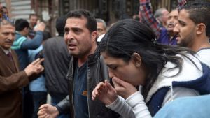 Chockade människor utanför Markuskyrkan i Alexandria. Chockade människor utanför Markuskyrkan i Alexandria 9.4.2017