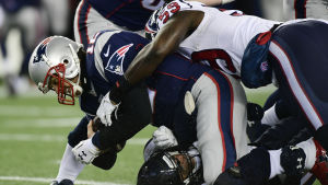 Enligt ligans officiella skaderapporter har Tom Brady aldrig drabbats av hjärnskakningar under sin långa karriär. Tom Brady tacklas.