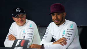 Lewis Hamilton och Valtteri Bottas talar till pressen.