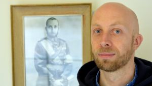 Lindberg har klistrat in sitt eget ansikte på Carl Gustaf Mannerheim i sin serie Självporträtt som Mannerheim Konstnär Carl Sebastian Lindberg framför ett fotografi i sitt verk Självporträtt som Mannerheim