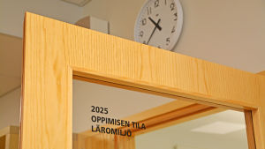 I Vårberga skola i Kantelehuset finns bland annat små rum som kallas för läromiljö där man kan jobba i lugn och ro. Arkivbild. Dörr med texten läromiljö