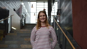 Risken för att drabbas av bröstcancer skulle inte hindra Emilia från att använda hormonspiral. På bilden syns 21-åriga Emilia i yrkeshögskolan Aracdas trappor.