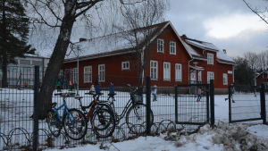 Kiilan koulu finns i närheten av Kila daghem i Karis. En röd träskola i Karis som är Kiilan koulu.