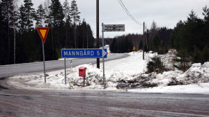 Avtaget till Mangård är väl skyltat vid Riksväg 25. Avtaget till Mangård i Raseborg.