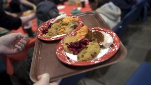 Det serverades också mat på Heikki Hurstis julfest. Matbrickor vid de mindre bemedlades jul i Helsingfors mässcentrum