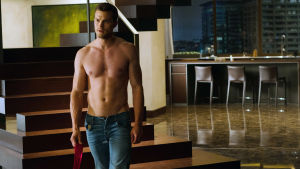 Christian Grey spelas av Jamie Dornan, här blottandes sin muskulösa bringa Jamie Dornan i filmen Fifty Shades Freed