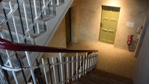 Man kan tänka sig att det gick vilt till i trapphusen i de finländska barackerna när överförfriskade ynglingar sprang upp och ner här på julen och nyåret 1915 Trapphuset i baracken M1 i Lockstedter Lager
