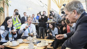 Sauli Niinistö drack kaffe tillsammans med medaljörerna. Sauli Niinistö, Iivo Niskanen.