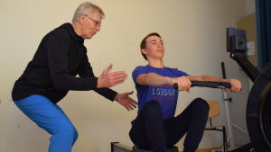 Amos Lindblom instrueras av Stig-Olof Westerholm. Stig-Olof Westerholm instruerar Amos Lindblom.