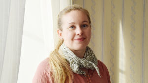 Lotta Friberg är museiamanuens. Hon sköter bland annat om museets samlingar. En bild på en kvinna med ljust långt hår. Hon ler.