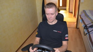 Rory Penttinen tränar inför loppen med hjälp av en simulator. Rory Penttinen vid simulatorratten