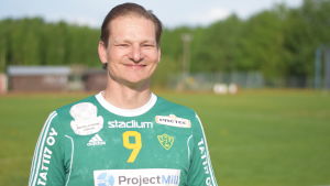 Pelle Broman har simmat och tävlat i vattenpolo. Handbollen är döttrarnas hobby, men med Pelle som aktiv handbollspappa och -tränare. Pelle Broman, engagerad handbollspappa och -tränare vid sportplan i Sjundeå