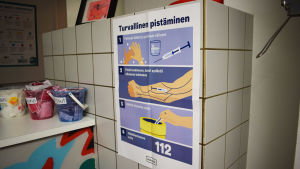 På rådgivningspunkten för missbrukare i Sörnäs, Helsingfors, går det att plocka ut nya sprutor. Dagen innan Svenska Yle kommer på besök har 87 personer hämtat ut nya redskap. Vissa kommer för 3-4 sprutor andra returnerar upp till 600 sprutor per gång. Sprutbyte i Sörnäs, Helsingfors.