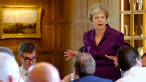 Theresa May i möte med sin regering. En stor del av hennes egna ministrar rapporteras vara ivriga att ta hennes post, trots att den har varit omöjlig att hantera. Brittiska premiärministern Theresa May står och talar inför sin regering.