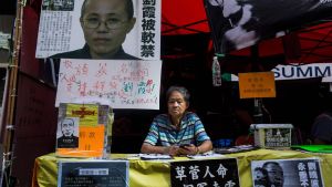En man i ett stånd med material om fredspristagaren Liu Xiaobo och hustrun Liu Xia i Hongkong den 10.7 efter nyheten om Lius avfärd från Kina. En man i ett stånd med material om fredspristagaren Liu Xiaobo och hustrun Liu Xia i Hongkong den 10.7 efter nyheten om Lius avfärd från Kina.