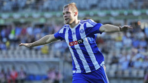 Joao Klauss jublar efter att ha fört upp i HJK i ledning i det första anfallet. Helsingforslaget slog till Vikingur med 3–1 och gick vidare med 5–2 totalt. Joao Klauss jublar efter att ha fört upp i HJK i ledning i det första anfallet. Helsingforslaget slog till Vikingur med 3-1 och gick vidare med 5-2 totalt.
