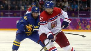 Henrik Zetterberg spelade endast en OS-match 2014 och ryggopererades medan turneringen fortfarande pågick. Henrik Zetterberg och Michal Rozsival på på isen i Olympiska vinterspelen i Sotji