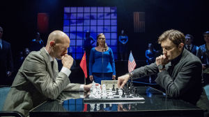 Stormaktspolitik vid schackbrädet, På bilden Alexander Lycke (Anatolij) och Glenn Edell (Freddie). I bakgrunden Silva Lillrank (Domaren). Foto från Svenska Teaterns uppsättning av Chess på svenska.