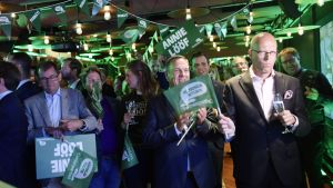 Centern hejade på sin Annie Lööf. Supportrar lyssnar på valprognoser på Centerpartiets valvaka på Scandic Hötorget i Stockholm.