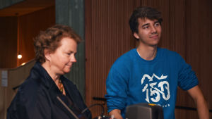 Laura Kolbe är professor i europeisk historia och Sebastian Österman sitter i studentkårens styrelse. utesändning vid Tankehörnan. Kvinna och ung man interljuvade