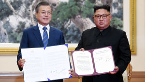 De koreanska ledarna visar upp sina undertecknade avtal. Moon Jae-in och Kim Jong-un visar upp undertecknade avtal.