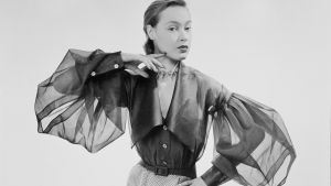 Haute couturen kultakausi. Nainen haute couture -asussa, jossa on isot, läpinäkyvät hihat.