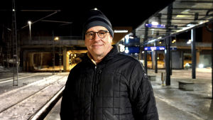 Kaj Suomela är landskapsdirektör i Österbotten. Han hoppas att framtiden för med sig nya lösningar som sänker priset per resenär också vid de mindre flygplatserna. Elflyg och centraliserad flygledning vore en bra början, säger han. Kaj Suomela står på perrongen vid Vasa järnvägsstation.