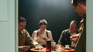 En kvällssits med tragisk utgång. På bilden Pyry Nikkilä, Roosa Söderholm, Santtu Karvonen och Robin Svartström. Foto från Harriet på Ryhmäteatteri.