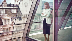 Hannah (Nicola Walker) är den äldsta systern och känner att det alltid är hon som måste städa upp. Hannah (Nicola Walker) står i sitt kontor och ser ut genom stora glasfönster.