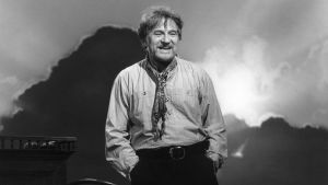 Näyttelijä Veikko Sinisalo tv-ohjelmassa "Kaukametsä". Kuva vuodelta 1985. Veikko Sinisalo tv-ohjelman Kaukametsä lavasteissa.