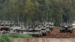Israel har koncentrerat stridsvagnar vid gränsen mot Gaza för den händelse att våldsamheterna förvärras israel har koncentrerat stridsvagnar vid gränsen mot Gaza för den händelse att våldsamheterna förvärras